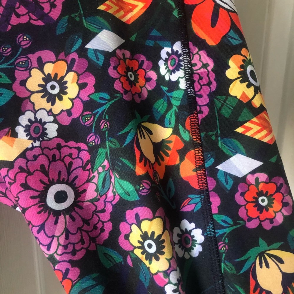 LulaRoe Jade Cropped Athletic Pants Size Small - Picture 3 of 7